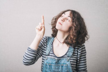 Kız işaret parmağını kaldırır