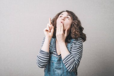 Kız işaret parmağını kaldırır