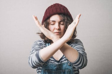 Stüdyonun arka planında kızlar duruyor