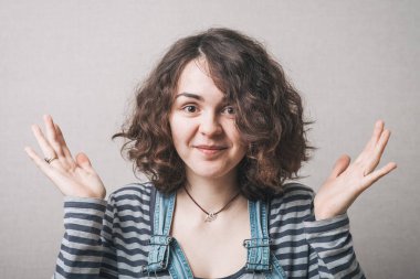 Yüzünde bir gülümseme ve kolları açık genç bir kadın.