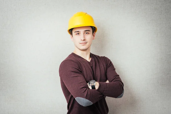 Knappe Jongeman Met Beschermende Helm Hoofd Armen Gekruist — Stockfoto