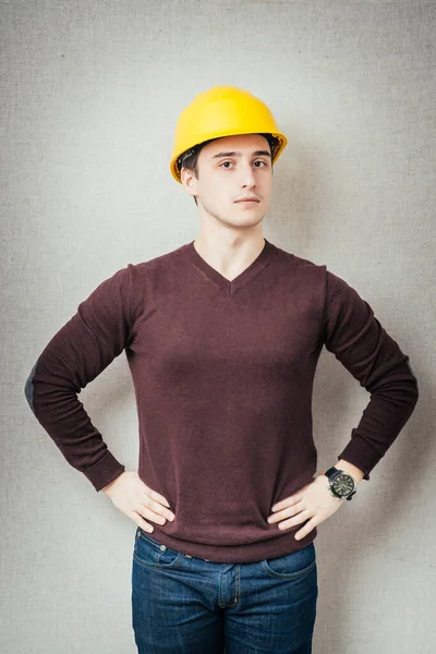 Jonge Man Met Een Gele Helm — Stockfoto