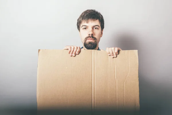 Hombre Sosteniendo Cartón Para Inscripciones — Foto de Stock