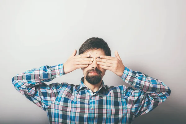 Hombre Cierra Los Ojos — Foto de Stock