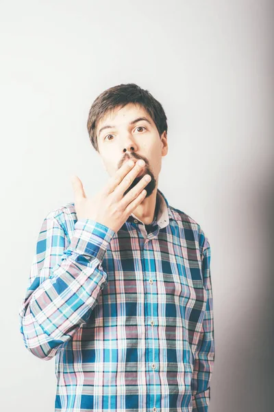 Mann Bedeckt Unter Schock Ihren Mund — Stockfoto