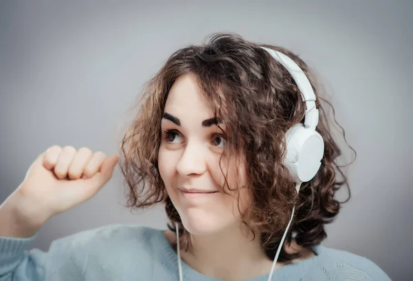 Jeune Belle Femme Écouter Musique Avec Des Écouteurs — Photo