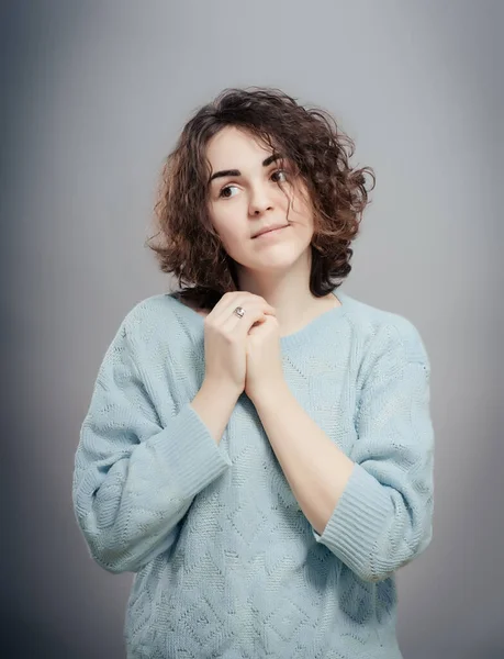 Mooie Casual Dame Pijn Borst Handen Gekruist Borst Geïsoleerd Grijs — Stockfoto