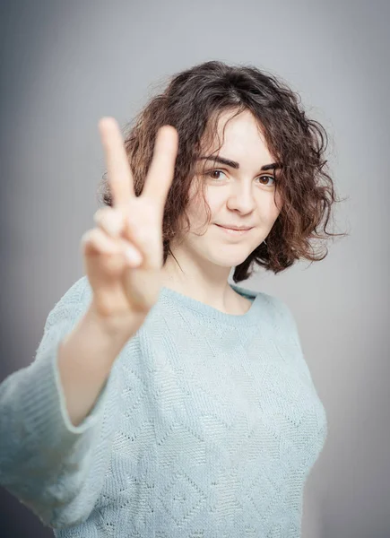 Felice Sorridente Bella Giovane Donna Mostrando Due Dita Gesto Vittoria — Foto Stock