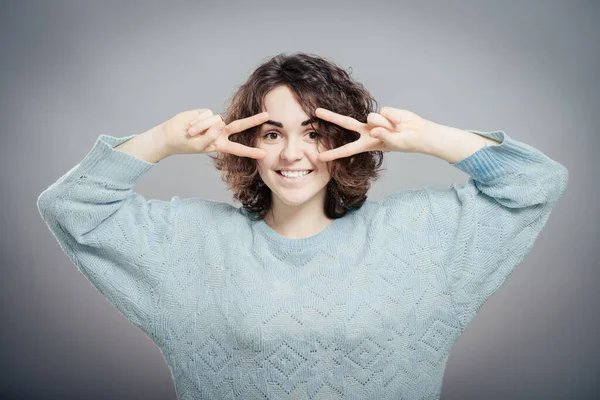 Χαρούμενη Χαμογελαστή Όμορφη Νεαρή Γυναίκα Που Δείχνει Δύο Δάχτυλα Χειρονομία — Φωτογραφία Αρχείου