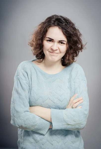 Bela Jovem Mulher Sorrindo Com Braços Cruzados — Fotografia de Stock