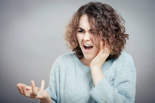 Güzel bir kadın diş ağrısı çekiyor.