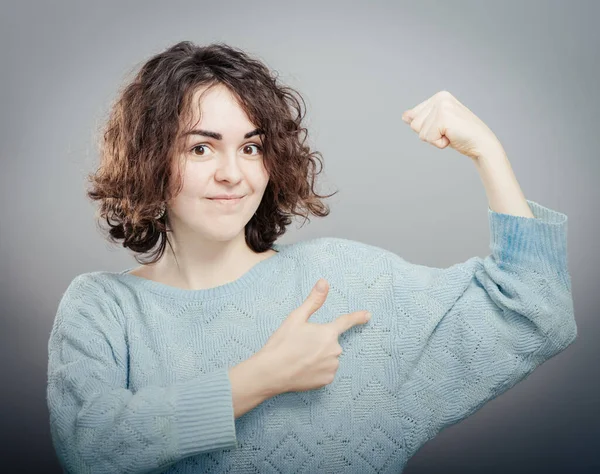 Foto Van Mooie Vrouw Flexen Haar Biceps — Stockfoto