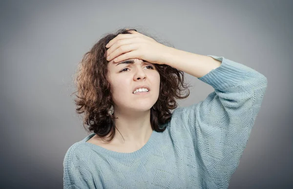 Eine Junge Attraktive Frau Die Unter Krankheit Oder Kopfschmerzen Leidet — Stockfoto