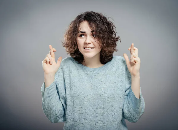 Vacker Kvinna Korsande Fingrar Isolerade — Stockfoto