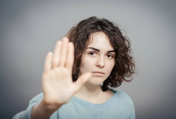 Jeune Femme Sérieuse Montrant Geste Arrêt Isolée — Photo