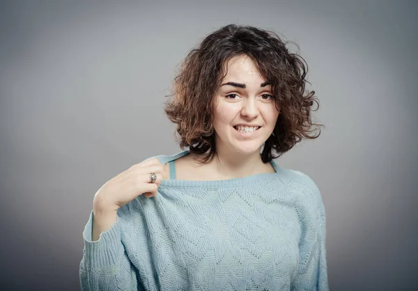 Jovem Mulher Endireita Coleira — Fotografia de Stock