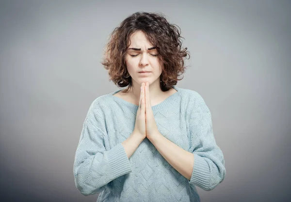 Morena Meditando Con Las Manos Juntas —  Fotos de Stock