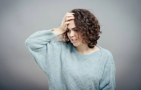 Genç Çekici Bir Kadın Hastalıktan Başını Tutarak Baş Ağrısından Muzdarip — Stok fotoğraf