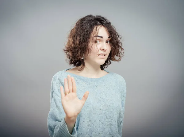 Allvarlig Ung Kvinna Visar Stopp Gest Isolerad — Stockfoto