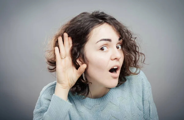 Joven Hermosa Mujer Ventosa Mano Detrás Oreja Sobre Fondo Gris —  Fotos de Stock