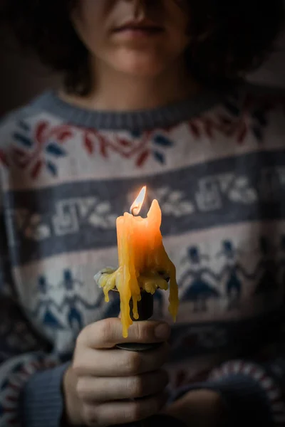 Niña Sosteniendo Candelabro Con Una Vela — Foto de Stock