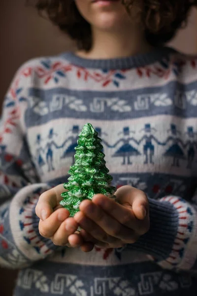 Mani Tengono Una Candela Natale Come Forma Albero Pelo — Foto Stock