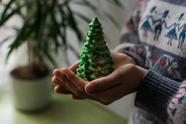 Mani Tengono Una Candela Natale Come Forma Albero Pelo — Foto Stock