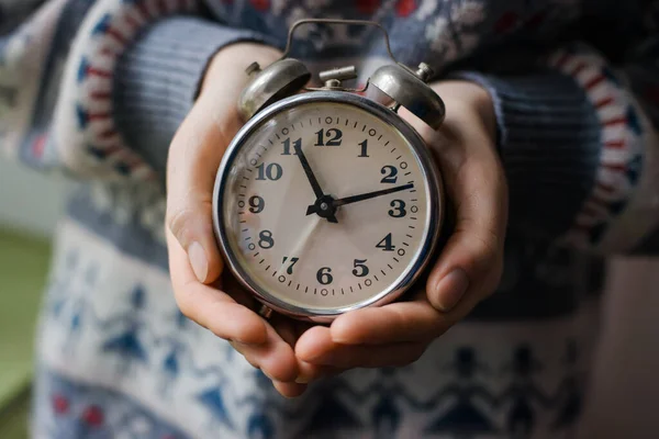 Mädchenzeiger Mit Der Uhr — Stockfoto