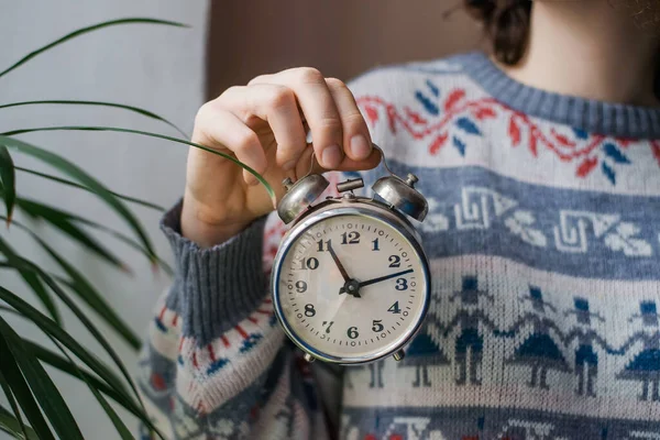 Meisjes Handen Met Klok — Stockfoto