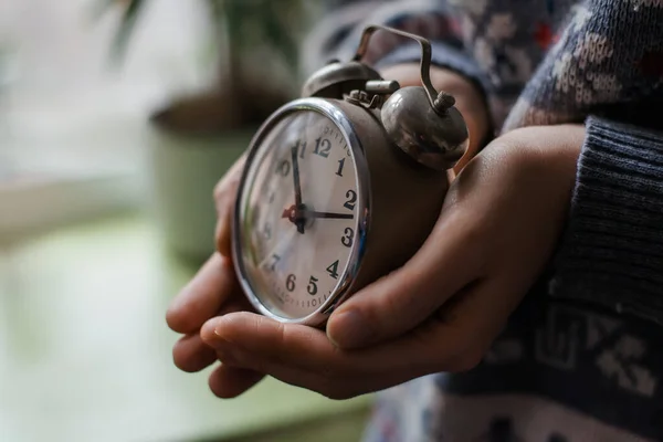 Mädchenzeiger Mit Der Uhr — Stockfoto