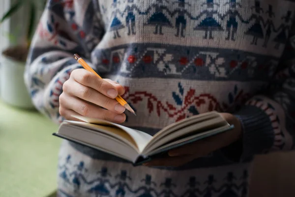 Menselijke Handen Met Potlood Schrijven Papier — Stockfoto