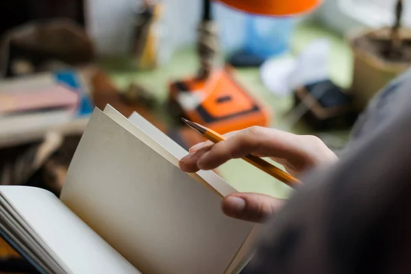 Menschliche Hände Mit Bleistift Auf Papier — Stockfoto