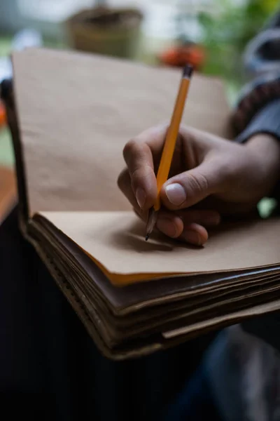 Руки Людини Олівцем Написання Папері — стокове фото
