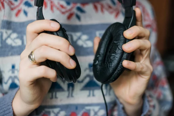 Hands Holding Headphones Close View — Stock Photo, Image