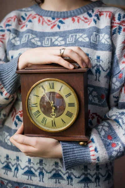 Zeiger Halten Die Uhr Aus Nächster Nähe — Stockfoto