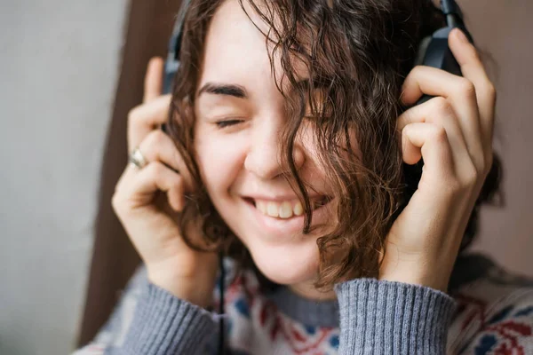 Fille Écoute Musique Sur Casque — Photo