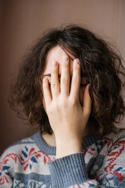 Girl Hand Obscures Face — Stock Photo, Image