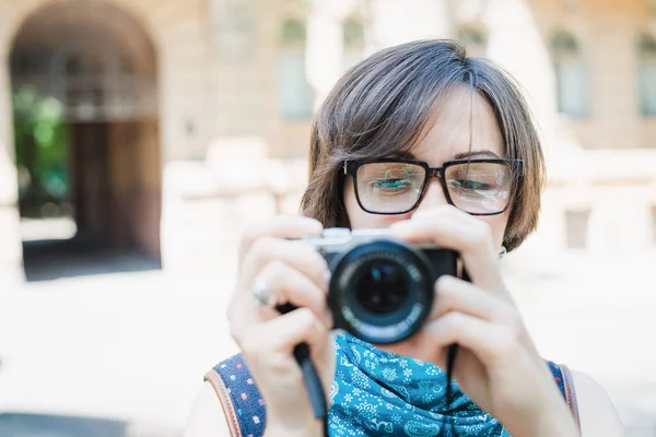 Joven Mujer Turista Fotografiando — Foto de Stock