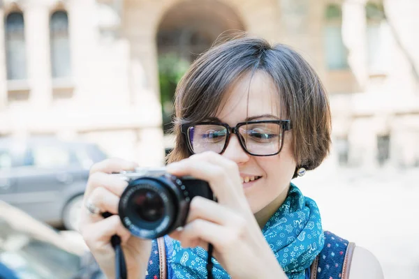 Joven Mujer Turista Fotografiando — Foto de Stock