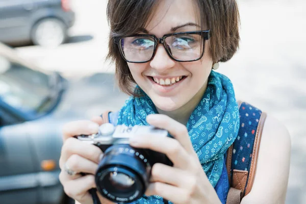 Retrato Uma Menina Bonita Com Câmera — Fotografia de Stock