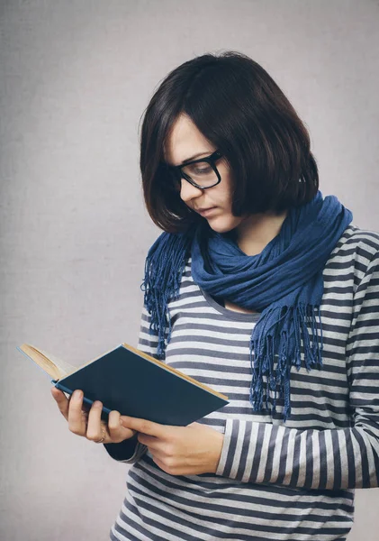 Porträt Einer Jungen Frau Mit Brille Die Buch Liest — Stockfoto