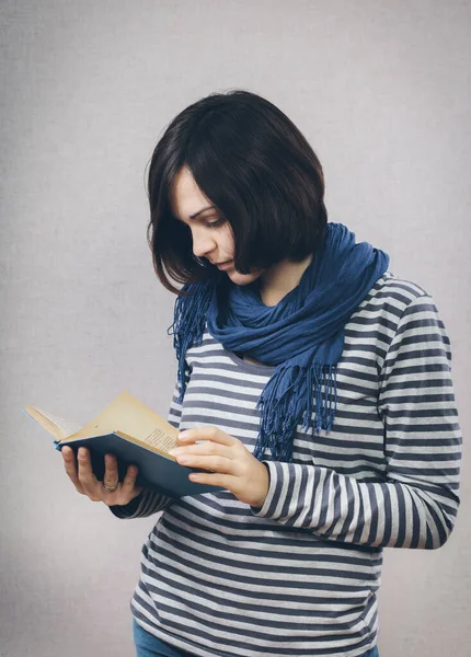 Frau Liest Ein Buch — Stockfoto