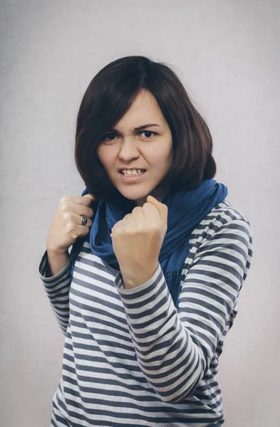 Mujer Joven Mostrando Puños — Foto de Stock