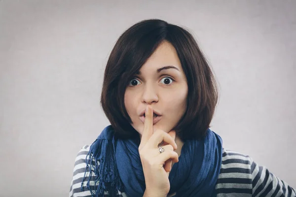 Retrato Mujer Casual Con Dedo Los Labios — Foto de Stock