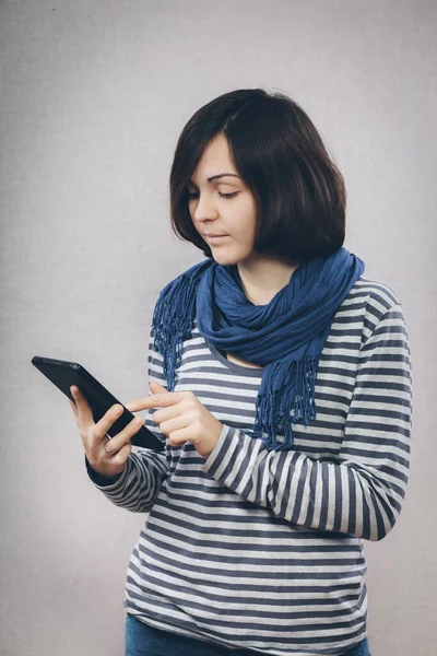 Dijital Tablet Bilgisayar Kullanan Kadın — Stok fotoğraf