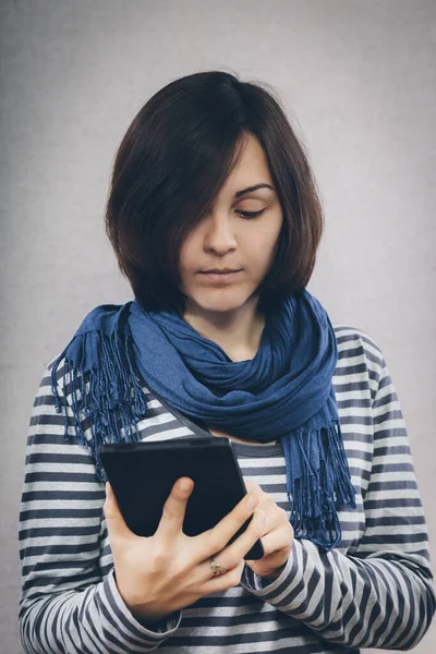 Dijital Tablet Bilgisayar Kullanan Kadın — Stok fotoğraf