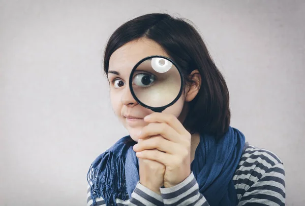 Chica Joven Mirando Través Una Lupa — Foto de Stock