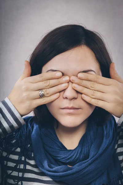 Mujer Joven Cubriéndose Los Ojos Con Las Manos — Foto de Stock