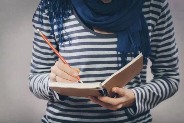 Jovem Mulher Escreve Algo Caderno — Fotografia de Stock