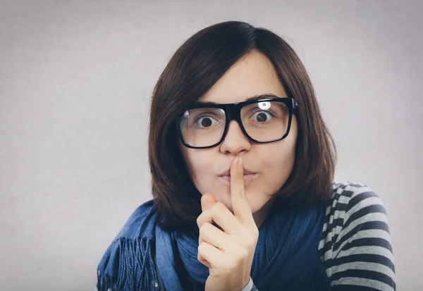 Chica Joven Gafas Muestra Silencio — Foto de Stock